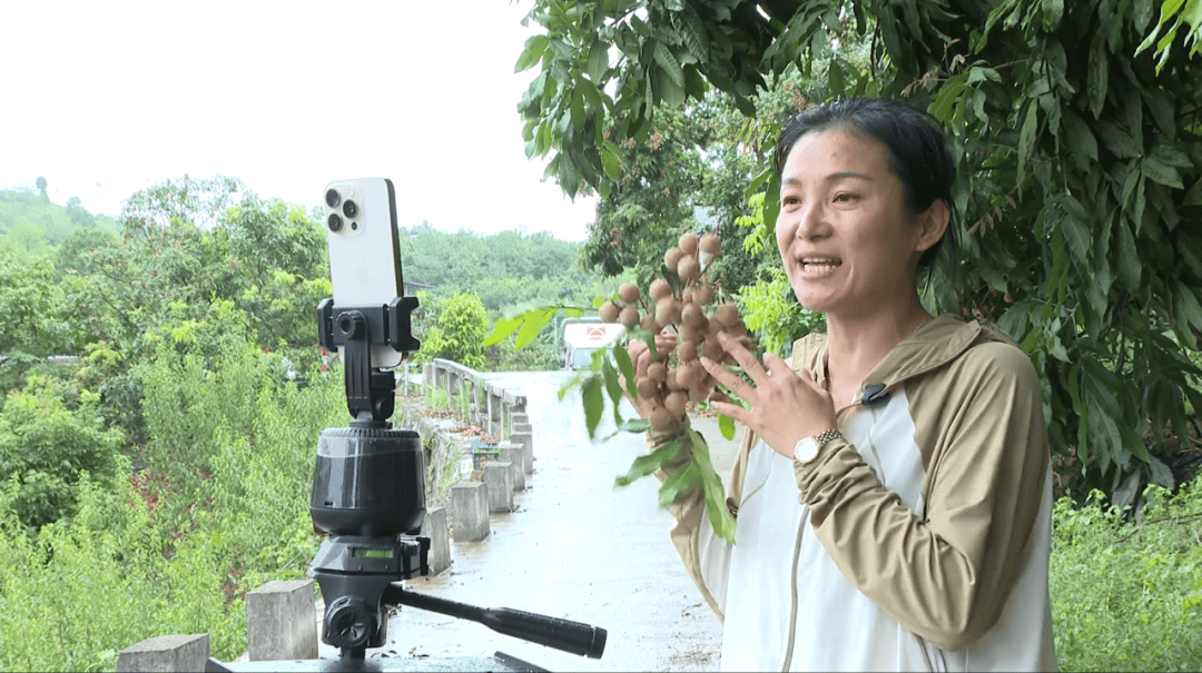 ！他们用手机“丰收”204亿元！刷屏了！丰都田里的“新农人”火了(图3)